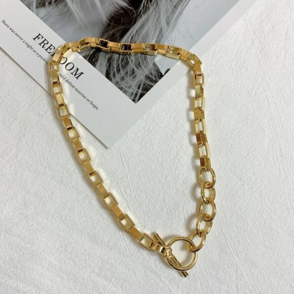 NEW Gold Chunky Link Chain Circle Toggle Necklace - Picture 2 of 2